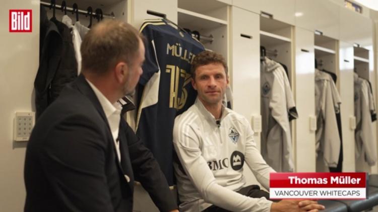 球员在接受, 足球, 虽然是蓝色